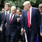 Vladimir Putin dan Donald Trump berbincang disela-sela KTT APEC yang diadakan di Da Nang, Vietnam (11/11/2017). (AP Photo/Evan Vucci)(Jorge Silva/Pool Photo via AP)