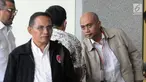 Presiden Direktur PT Pembangkit Jawa-Bali Investasi Gunawan Yudi Hariyanto (kanan) berada di ruang tunggu sebelum pemeriksaan di KPK, Jakarta, Kamis (27/9). Bos PJB Investasi itu diperiksa terkait kasus suap proyek PLTU Riau-1. (Merdeka.com/Dwi Narwoko)