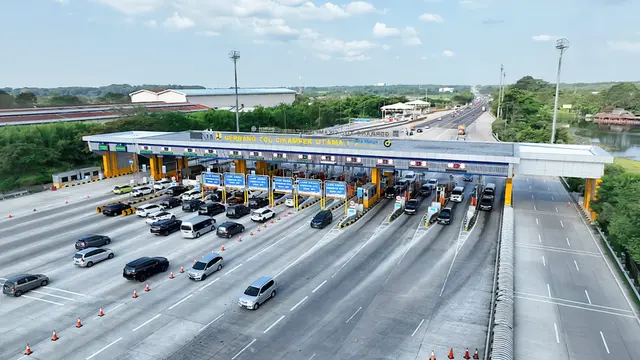 Volume kendaraan di Gerbang Tol Cikampek Utama 1 jelang Libur Tahun Baru 2024.