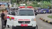 Polisi menindak pengemudi mobil ambulans yang diduga mengangkut rombongan wisata ke Sukabumi, Jawa Barat. (Foto: Instagram @jabodetabek24info)