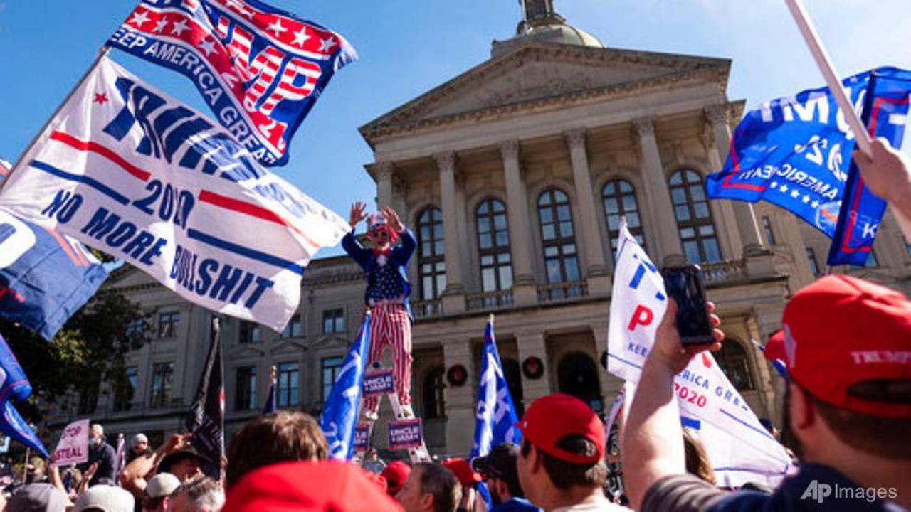 Pendukung Presiden Donald Trump melakukan unjuk rasa di luar Gedung Kongres Georgia di Atlanta pada hari Sabtu, 21 November 2020.