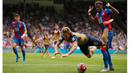 Pemain Crystal Palace, Wifried Zaha menjatuhkan pemain Arsenal, Nacho Monreal pada laga Liga Inggris di Stadion Selhurst Park, Inggris, Minggu (16/8/2015). Arsenal taklukan Palace 2-1. (Reuters/John Sibley)