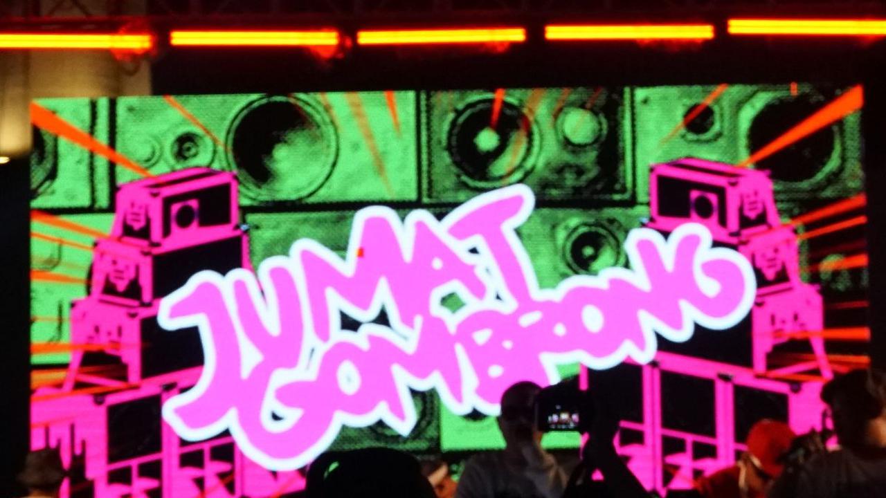 Jumat Gombrong grup Hip-Hop dari Yogyakarta turut memeriahkan Panggung Wirama. Penonton langsung merapat dan begitu enjoy.