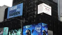 Layar iklan di Times Square, New York, AS menampilkan jumlah kematian di kota tersebut. Layar iklan yang dipasang di Times Square itu disebut sebagai "Jam Kematian Trump." (Photo credit: (AFP Photo/TIMOTHY A. CLARY)