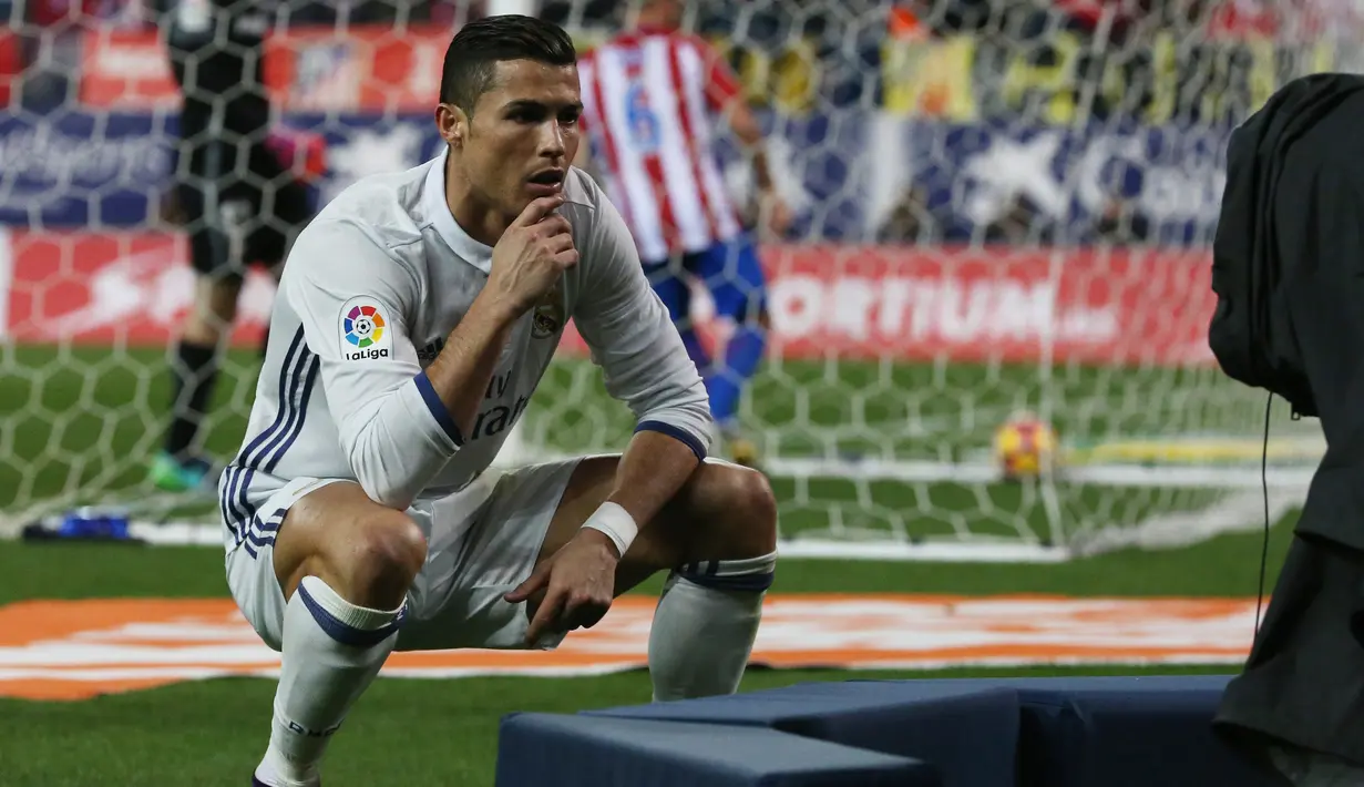 Cristiano Ronaldo menatap kamera usai mencetak gol kegawang Atletico Madrid pada Liga La Liga Spanyol di Vicente Calderon Stadium, Madrid, Spanyol, (19/11). Cetak tiga gol ke gawang Atletico, Ronaldo jadi raja derby Madrid. (Reuters/Sergio Perez)