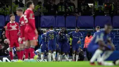 Pemain Chelsea Axel Disasi merayakan bersama rekan satu timnya setelah mencetak gol ke gawang Middlesbrough pada pertandingan sepak bola leg kedua semifinal Carabao Cup 2023/2024 di Stadion Stamford Bridge, London, Inggris, Selasa (23/1/2024). Chelsea menang 6-1. (AP Photo/Kin Cheung)