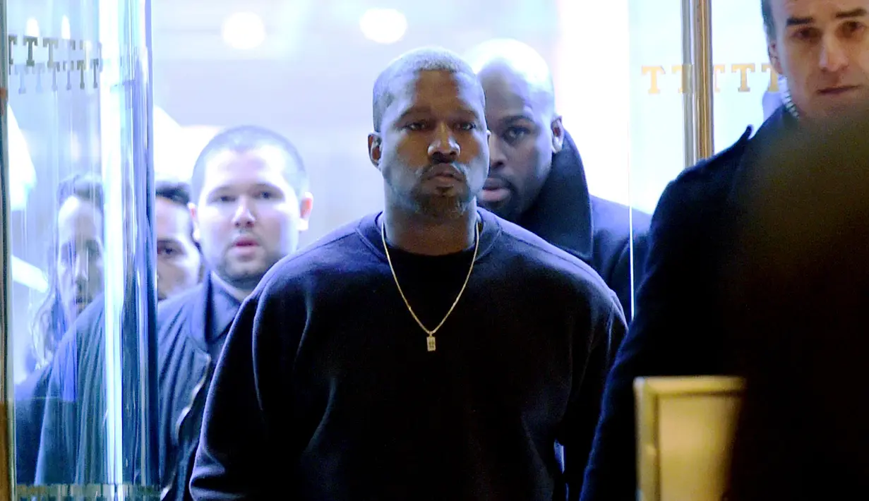 Penyanyi rap Kanye West setibanya di lobi Trump Tower, New York, Selasa (13/12). Suami sosialita Kim Kardashian iitu akan melakukan pertemuan dengan Presiden AS terpilih, Donald Trump Donald Trump. (TIMOTHY A. CLARY/AFP)