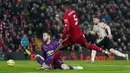 Gelandang Liverpool, Georginio Wijnaldum, mencetak gol yang dianulir saat menjamu Manchester United (MU) pada lanjutan pertandingan Liga Inggris di Anfield, Minggu (19/1/2020). Menghadapi tamunya MU di Anfield, Liverpool menang dengan skor 2-0. (AP/Jon Super)
