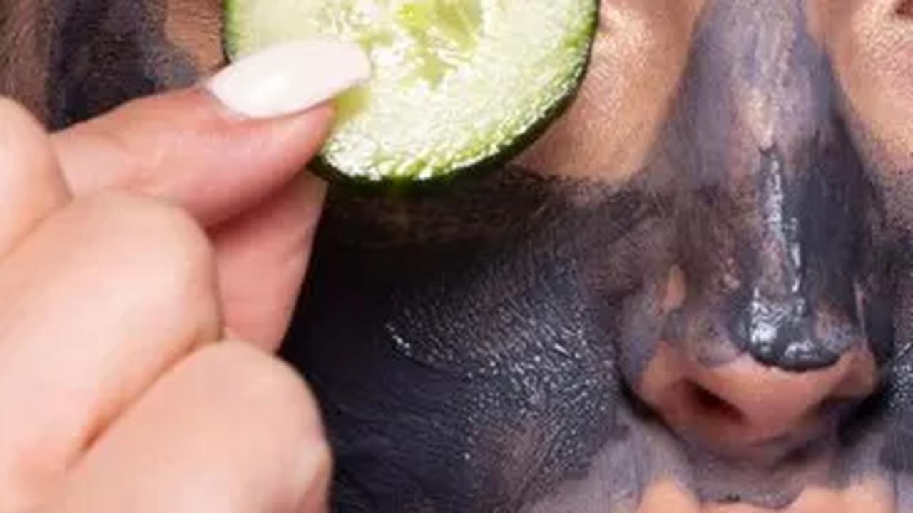 Perawatan kulit alami dapat dilakukan dengan mudah dari rumah, dan salah satu kuncinya terletak pada penggunaan buah-buahan.