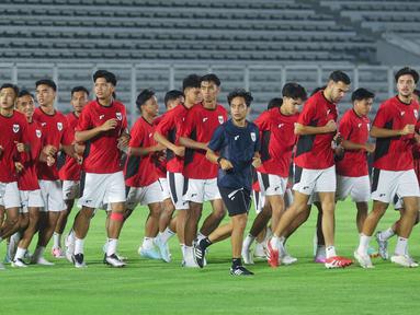 Pemain Timnas Indonesia U-23 menggelar sesi latihan di Stadion Madya, Jakarta, Kamis (17/7/2025). (Bola.com/M Iqbal Ichsan)