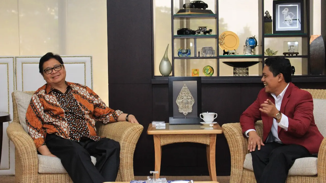 Menteri Perindustrian Airlangga Hartarto dan Rektor Universitas Tarumanagara Agustinus Purna Irawan/Merdeka.com