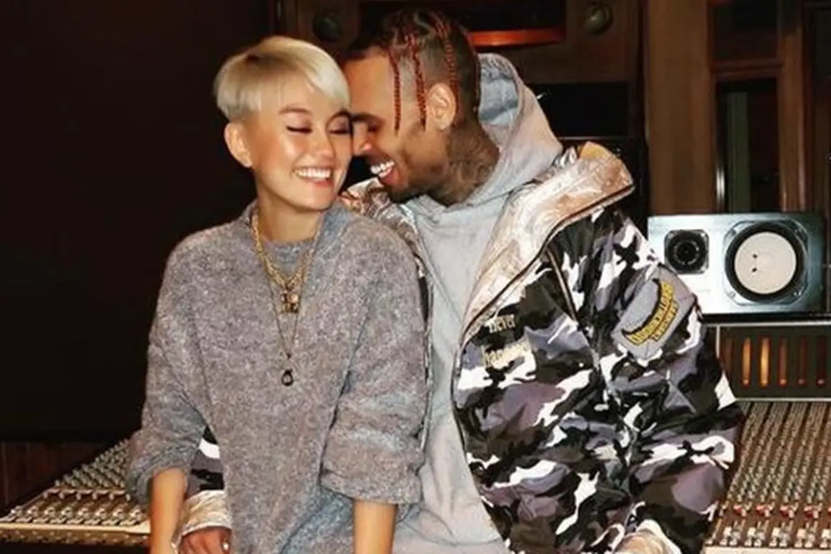 [Bintang] Pencapaian Lagu Kolaborasi Agnez Mo dan Chris Brown