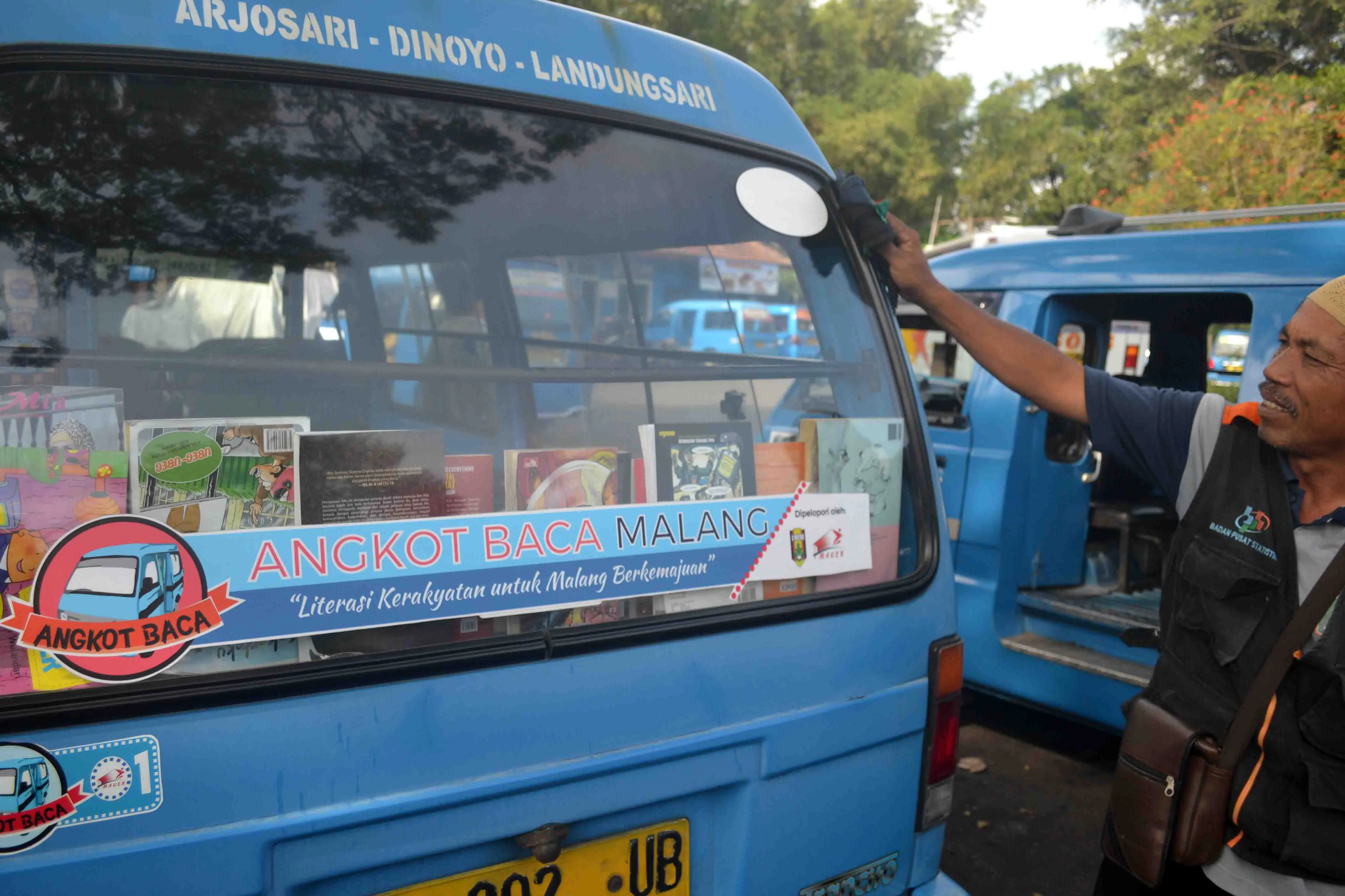 Angkot baca di Malang, Jawa Timur, dilengkapi buku memiliki nilai tambah disukai penumpang dan ikut membudayakan membaca (Zainul Arifin/Liputan6.com)