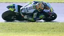 Pada MotoGP Valencia 2007, kesialan sudah membayangi Valentino Rossi sejak kualifikasi. Dia mengalami crash saat melewati tikungan pertama dan meyebabkan tangan kanannya cedera. Saat lomba, Rossi gagal finis. (AFP/Diego Tuson)