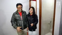 Gubernur DKI Jakarta Djarot Saiful Hidayat dan istri Happy Farida melihat toilet yang baru dibangun di Monas, Jakarta, Sabtu malam (12/8). Toilet tersebut merupakan fasilitas yang baru selesai dibangun oleh Coca-Cola Fondation. (Liputan6.com/Johan Tallo)