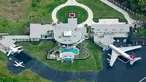 Apa yang biasanya terparkir di garasi seseorang? Mobil supermewah? Yacht? Selebritas Hollywood John Travolta punya pesawat Boeing 707 pribadi di garasi rumahnya, lengkap dengan landasan.(architecturaldesign.com)