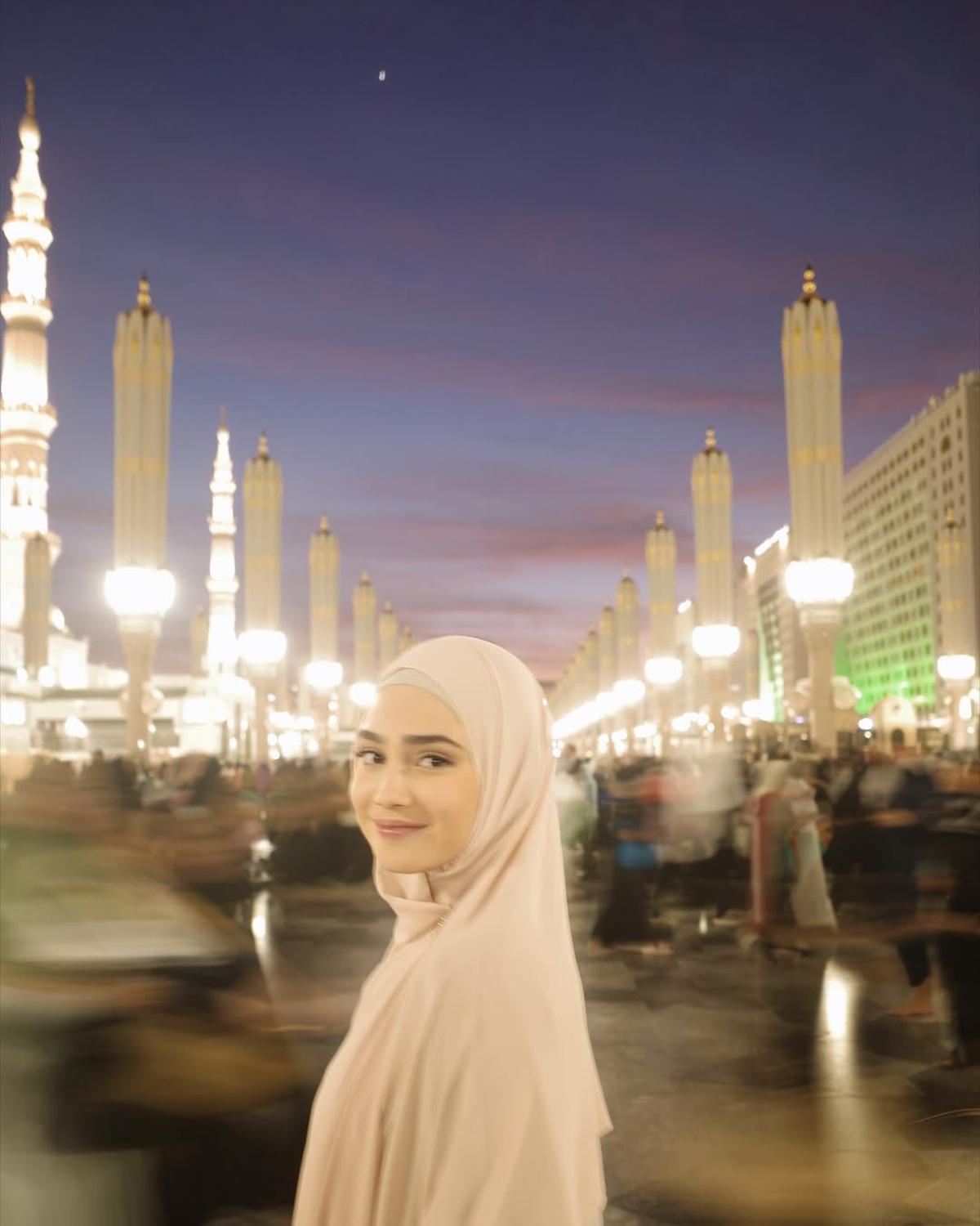 7 Potret Syifa Hadju Umrah Bersama Keluarga, Tampil Cantik Berhijab - Penuh Haru