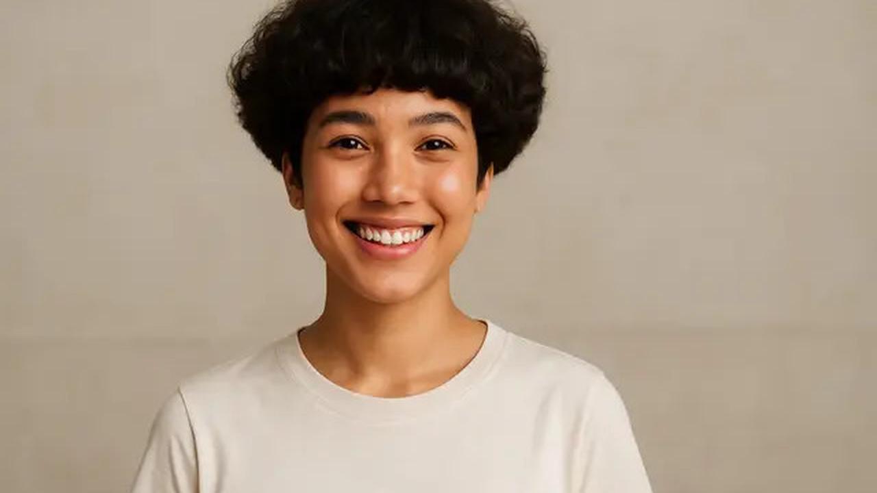 7 Potongan Rambut Pendek Keriting Mengembang, Tampil Fresh dan Natural