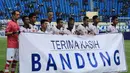 Skuat PBR membentangkan spanduk berisikan ucapan terima kasih setelah memastikan hijrah ke Bekasi. (Liga Indonesia)