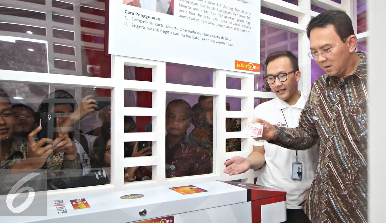 Gubernur DKI Jakarta Basuki Tjahaja Purnama (Ahok) mencoba kartu Jakarta One di Jakarta, Kamis (2/6). Kartu Jakarta One diluncurkan Pemprov DKI Jakarta bekerjasama dengan Bank Indonesia (Liputan6.com/Immanuel Antonius)