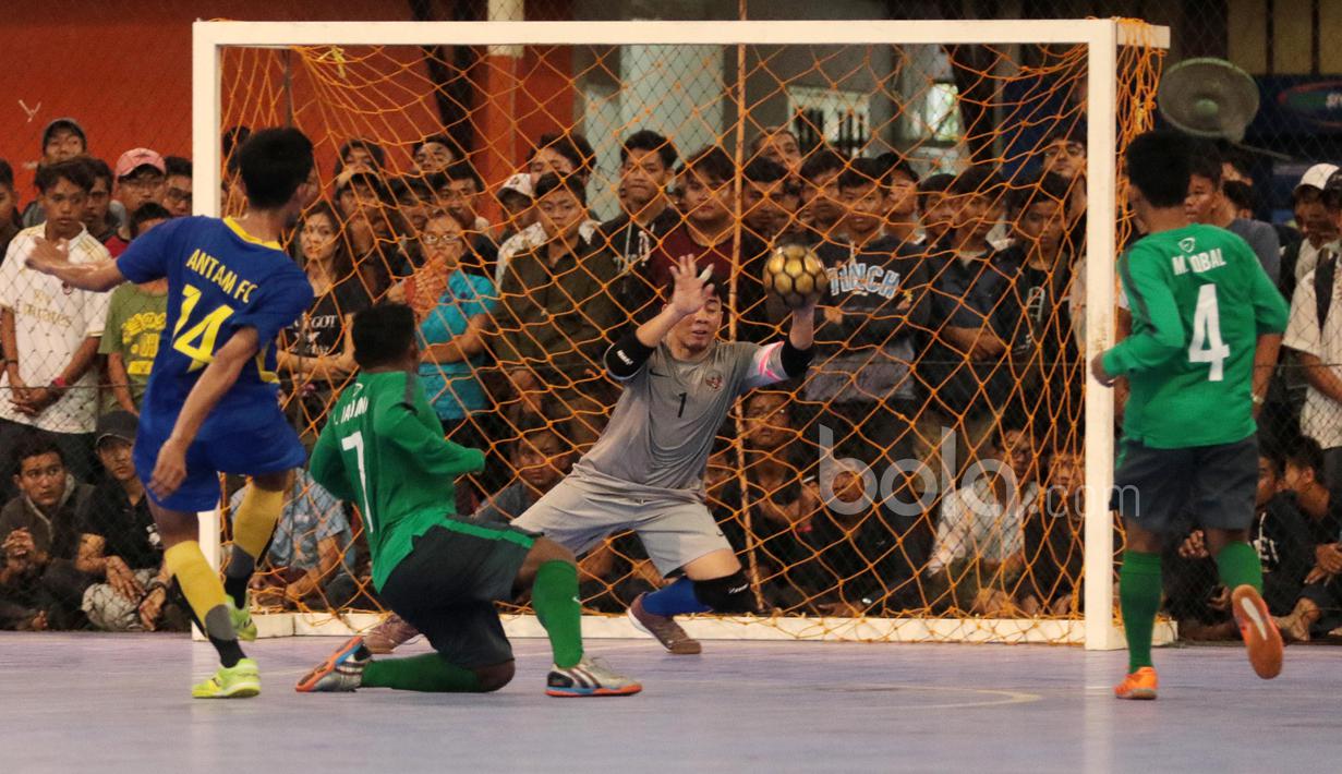 Kiper Timnas Futsal Indonesia, Ikhsan Rhadian mengamankan gawang dari sepakan pemain Antam FC pada laga uji coba di Tifosi Sport Center, Jakarta Timur, (13/1/2017). Timnas Futsal menang 5-2. (Bola.com/Nicklas Hanoatubun)