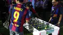 Fans FC Barcelona dari komunitas Indo Barca bermain games pada acara peluncuran Oppo smartphone F1 plus FCB Edition di Kawasan SCBD, Jakarta, Kamis (21/7/2016). (Bola.com/Nicklas Hanoatubun)