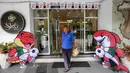 Pengunjung keluar dari toko Merchandise Piala Dunia U-17 di Surabaya Kriya Gallery (SKG) Siola yang terletak di Jalan Tunjungan, Surabaya. (Bola.com/Bagaskara Lazuardi)