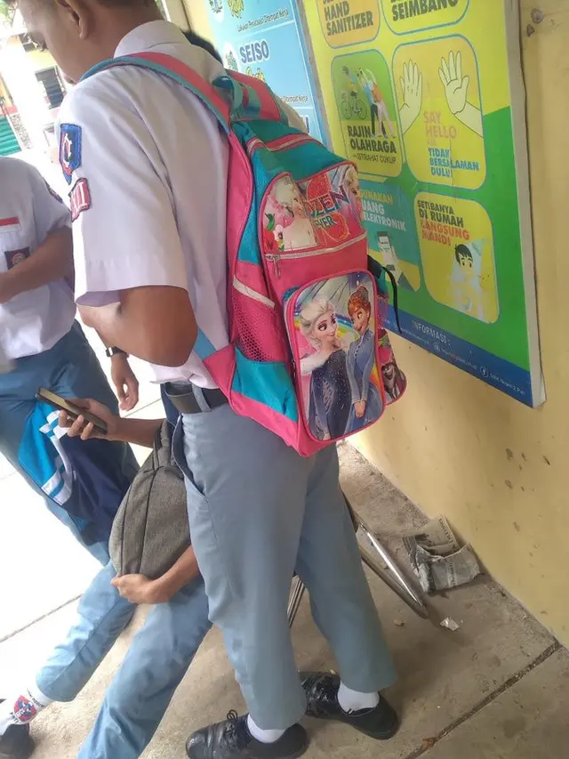 6 Tas yang Dipakai Murid Cowok Saat Sekolah Ini Bikin Ngakak
