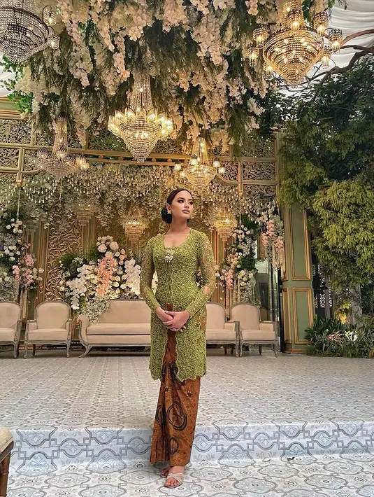 Di acara syukuran pernikahan sang kakak, Maudy Ayunda, Amanda Khairunnisa tampil memesona dengan kebaya panjang berwarna hijau yang dipadukan dengan kain batik berwarna cokelat. (instagram/akhairunnisa)