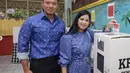 Dress batik yang dikenakan Annisa Yudhoyono memiliki siluet klasik. Aksen belt memberikan sentuhan manis pada dress yang dipakainya. [Foto: Instagram/ AHY]
