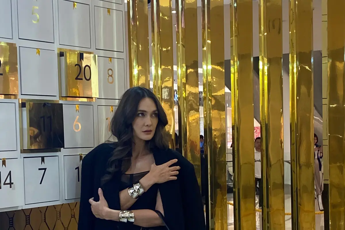 Luna Maya di YSL Winter Fantasy
