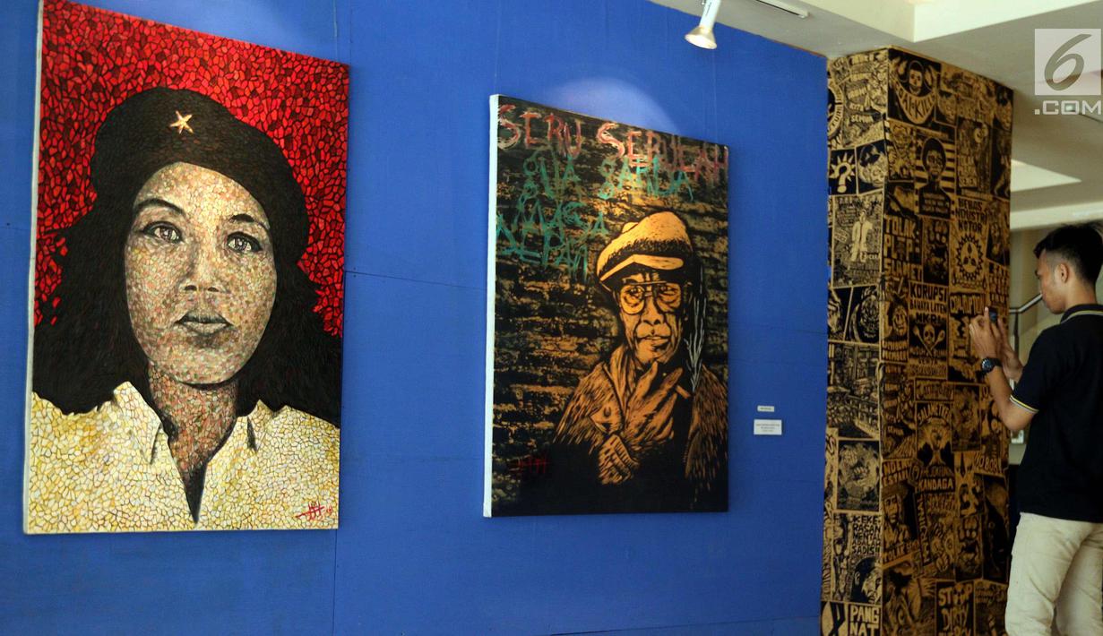 Pengunjung melihat Pameran Visual bertajuk "Pang! No Border, No Class" yang di selenggarakan di Galeri Cipta 3, Tim, Jakarta Pusat (22/4). Pameran ini menampilkan karya empat perupa. (Liputan6.com/Johan Tallo)