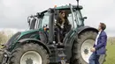 Petani Stewart Chapman bereaksi ketika Duchess of Cambridge Kate Middleton turun dari traktor saat kunjungan dengan Pangeran William ke Manor Farm di Little Stainton, Durham, Inggris, Selasa (27/4/2021). (Owen Humphreys/POOL/AFP)