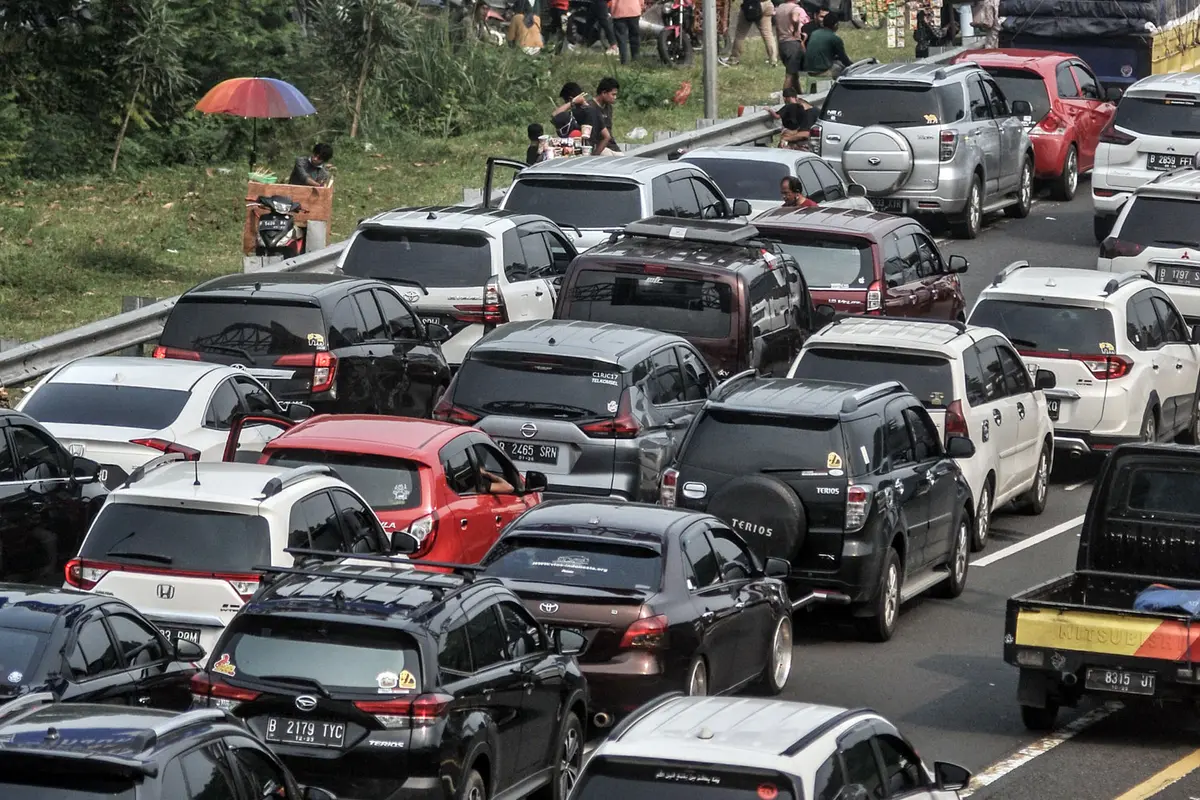 FOTO: Ribuan Kendaraan Arah Puncak Terjebak Penutupan Sistem One Way