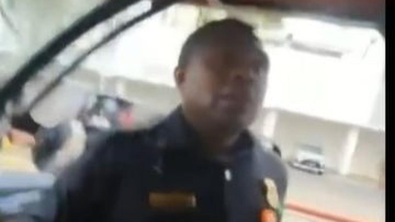 Pria perekam video memprotes si sekuriti karena disebut mencopot bendera Palestina di motornya tanpa ijin.