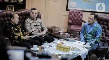 Corporate Secretary SCM, Gilang Iskandar (tengah) dan Pemimpin Redaksi SCTV, Mohamad Teguh (kiri) saat bertemu dengan Dubes Malaysia untuk Indonesia, Zainal Abidin di Kedubes Malaysia, Jakarta, Rabu (22/1/2020). Pertemuan tersebut membahas kerja sama di sektor media. (Liputan6.com/Faizal Fanani)