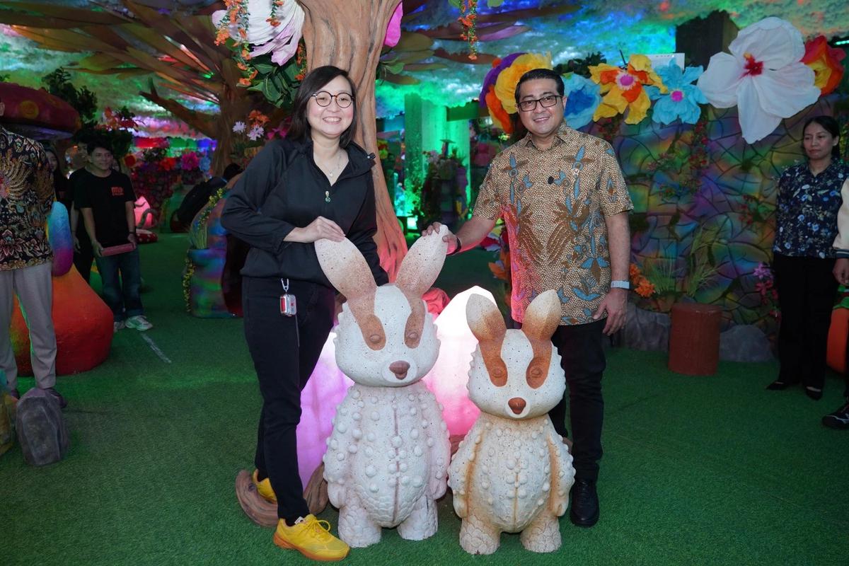 Menteri Ekonomi Kreatif, Teuku Riefky Harsya bersama Wakil Menteri Ekonomi Kreatif, Irene Umar mengunjungi pameran Pipilaka Calling di Sarinah Thamrin