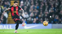 Usai unggul lewat gol Cole Palmer, Chelsea berbalik tertinggal akibat gol penalti Justin Kluivert dan aksi Antoine Semenyo. (AFP/Justin Tallis)