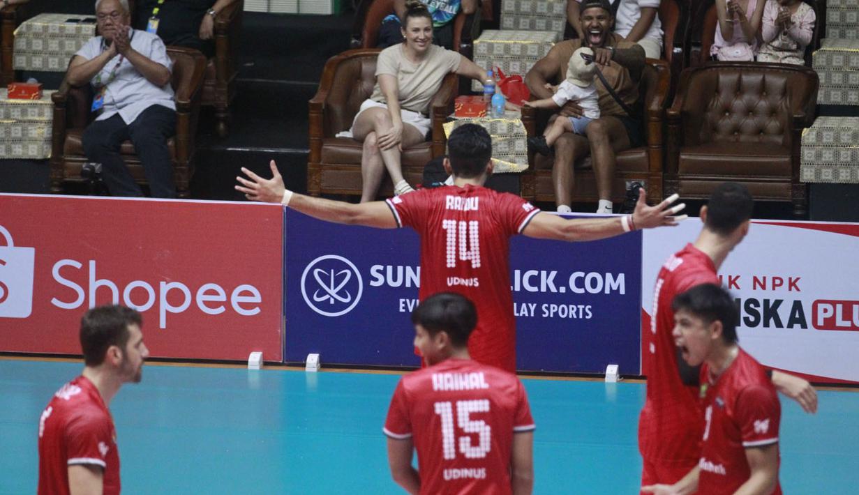 <p>Selebrasi para pemain Kudus Sukun Badak, I Putu Randu (tengah) dkk setelah mencetak angka saat menghadapi Jakarta LavAni Allo Bank Electric pada laga seri keempat putaran pertama PLN Mobile Proliga 2024 di GOR Tri Dharma Petrokimia, Gresik, Jawa Timur, Jumat (17/5/2024). Kudus Sukun Badak kalah 1-3 (29-31, 23-25, 27-25 dan 13-25). (Dok. PBVSI)</p>