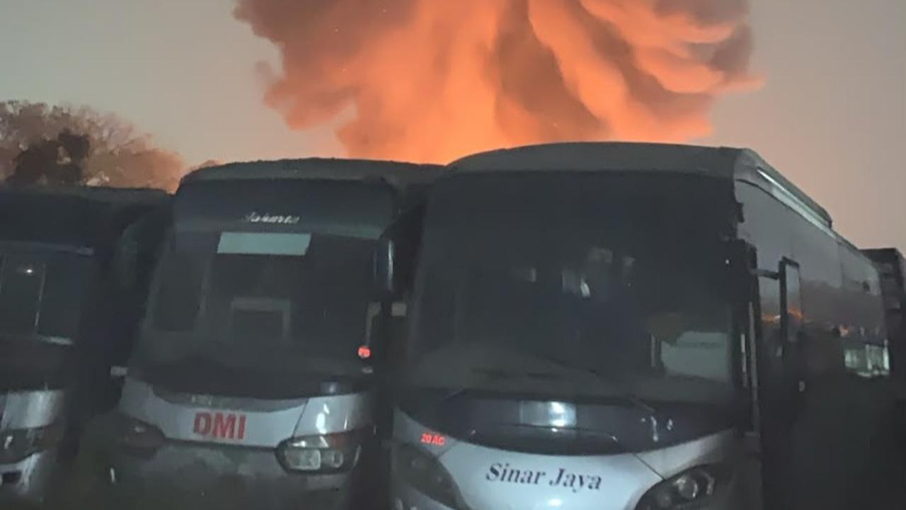 Ledakan Beruntun Terjadi Saat Bus Sinar Jaya Terbakar di Bekasi
