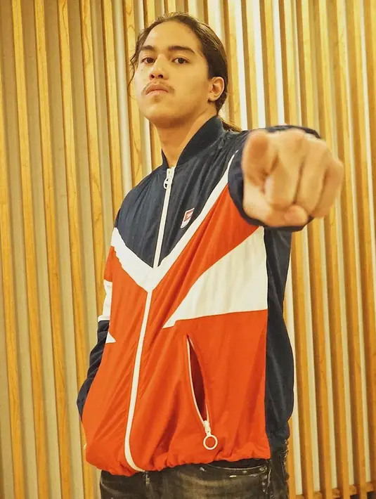 Dengan adanya denda, menurut El banyak orang yang berpikir untuk melanggar aturan tersebut. Meskipun sistem teknologinya belum canggih, namun El tetap tidak berani keluar rumah. (Instagram/elelrumi)