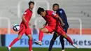 Bek Timnas Korea Selatan U-20, Hwang In-taek (depan) berusaha menghalau bola dari ancaman striker Timnas Prancis U-20, Malamine Efekele pada laga Grup F Piala Dunia U-20 2023 di Malvinas Argentinas Stadium, Mendoza, Argentina, Selasa (23/5/2023) dini hari WIB. (AP Photo/Natacha Pisarenko)