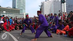 Para pendekar Betawi menunjukan aksi beladiri khas Betawi di Jakarta, Minggu (7/8). Sekitar 1000 pendekar memadati Bundaran HI untuk merayakan Lebaran Pendekar Betawi 2016. (Liputan6.com/Angga Yuniar)