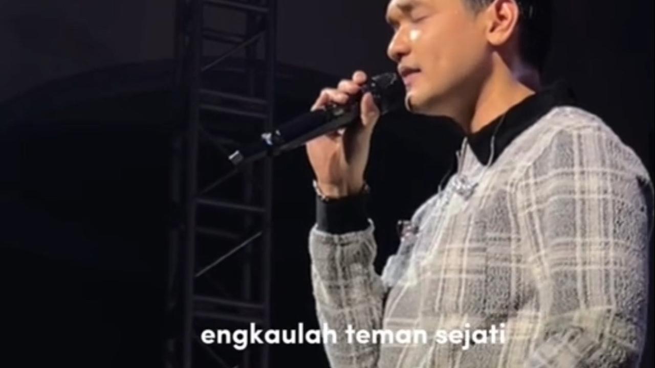 "Turut berduka cita ya. Semoga dia bersitirahat dengan tenang di sana," tutur Afgan berempati.