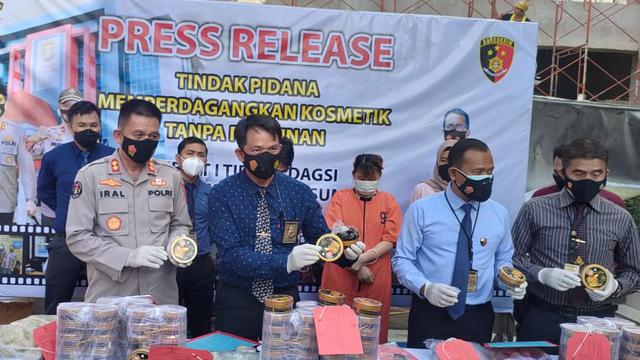 Pasutri di Palembang Edarkan Kosmetik Ilegal via Facebook