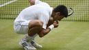 Novak Djokovic mengambil rumput lapangan dan memakannya menjadi ritual baginya bila meraih gelar Wimbledon. (EPA/FACUNDO ARRIZABALAGA)