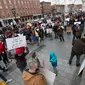 Orang-orang menghadiri demonstrasi untuk menyerukan pencabutan lockdown di State House di Concord, New Hampshire, Sabtu (18/4/2020).  Mereka meminta kebijakan yang ditujukan mencegah penyebaran COVID-19 segera dicabut, karena berdampak terhadap perekonomian. (AP/Michael Dwyer)