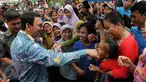  Gubernur DKI Jakarta Basuki Tjahaja Purnama (kiri) bersalaman dengan warga disela peresmian kegiatan "Gerakan Satu Hati Bangun Komunitas Harapan Indonesia", Jakarta, Sabtu (5/3). (Liputan6.com/Helmi Afandi)