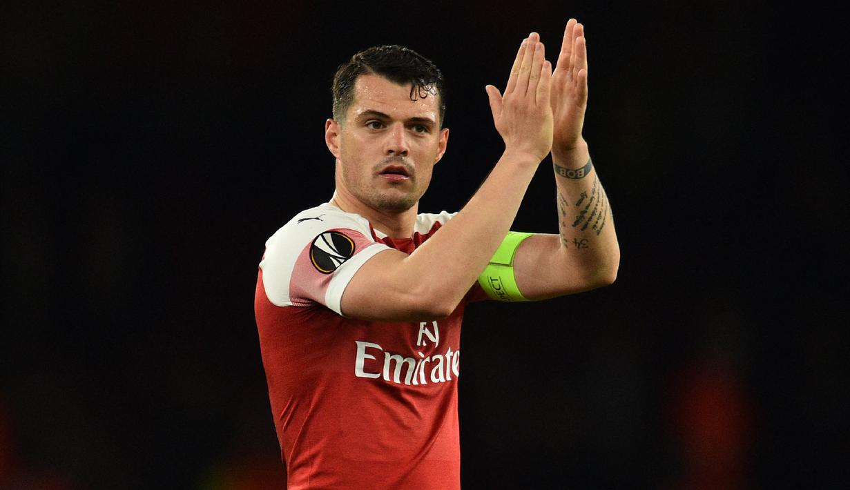 Granit Xhaka menjadi suksesor Koscielny sebagai kapten tim Arsenal pada tahun 2019. Namun para pendukung The Gunners tidak setuju dengan keputusan tersebut. Pada laga ke-10 sebagai kapten Xhaka terlibat insiden dengan para pendukung usai dirinya ditarik keluar dalam pertandingan. (AFP/Glyn Kirk)