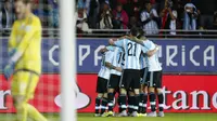BLUNDER - Kesalahan back pass bek Paraguay membuat Sergio Aguero mencetak gol dengan mudah. (REUTERS/Mariana Bazo)